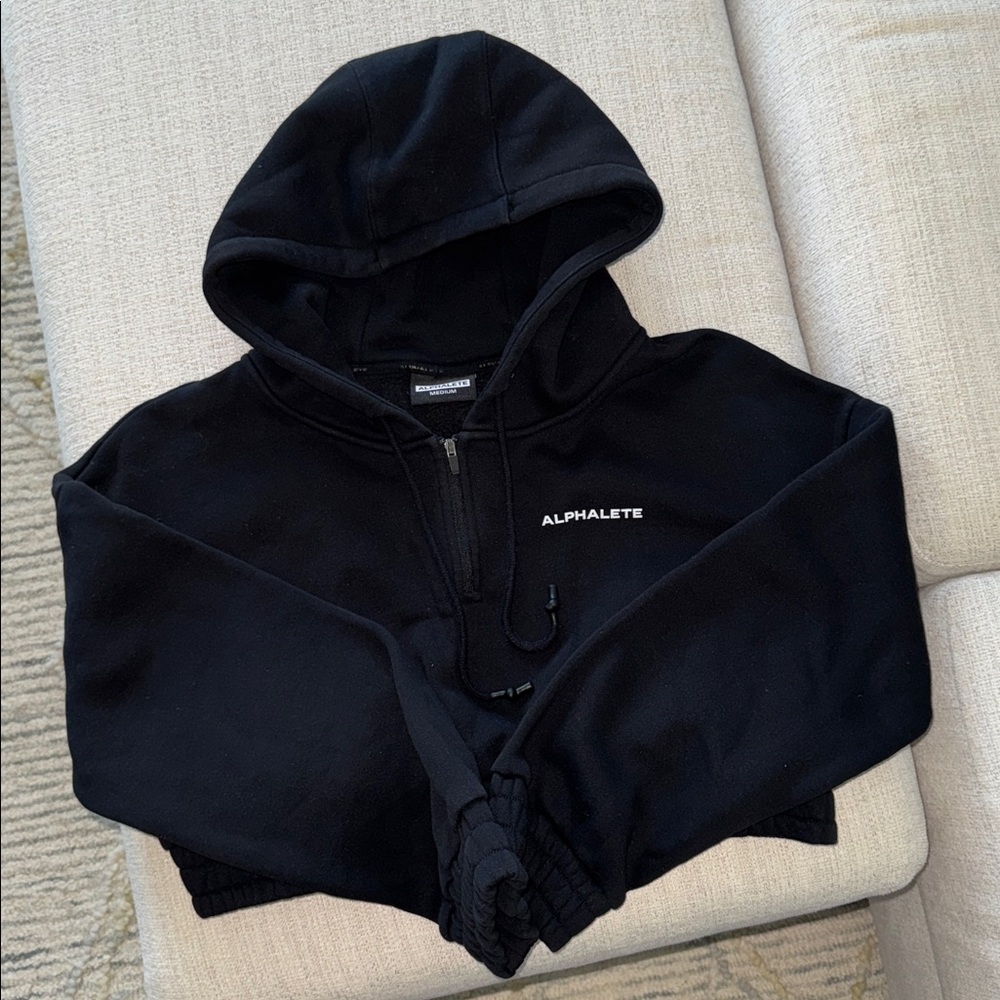 Alphalete Classic Capital Crop Hoodie - Black